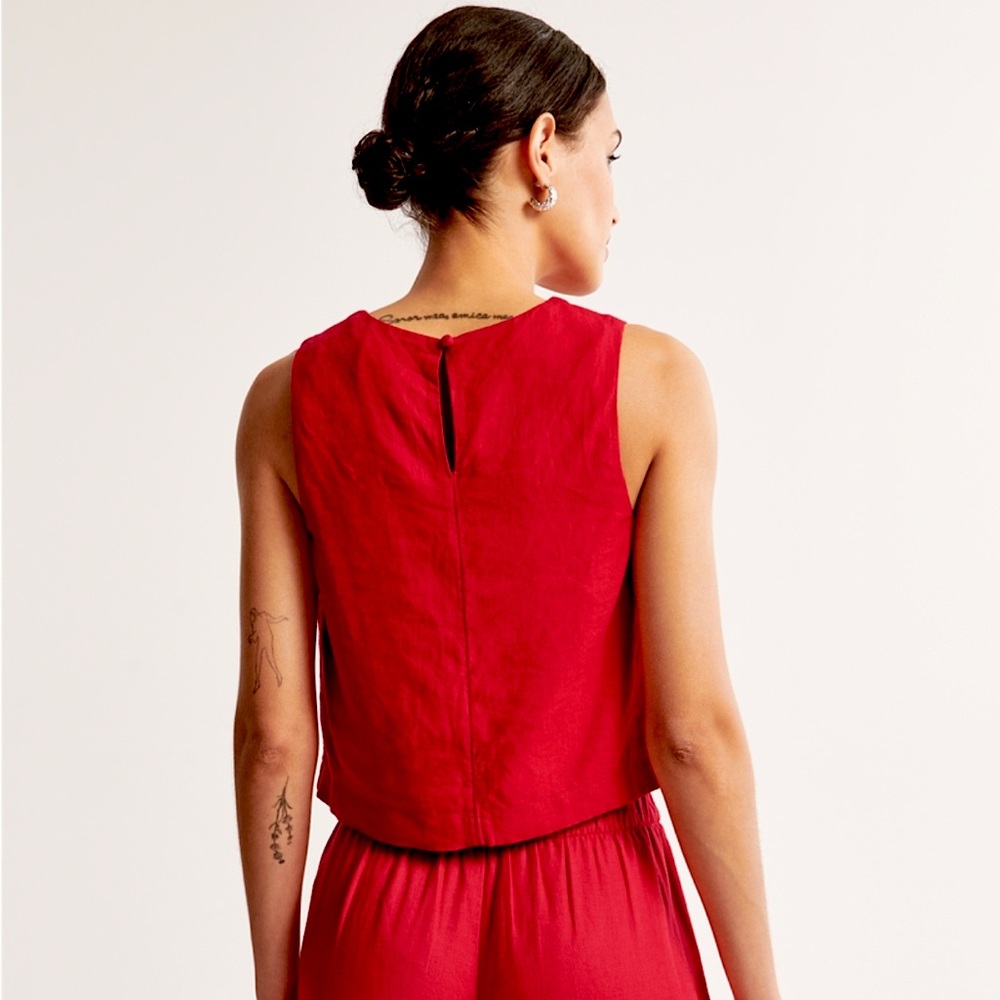 Linen-Blend High-Neck Set Top
Size: Small , Red
New Not Worn Prior No Tags